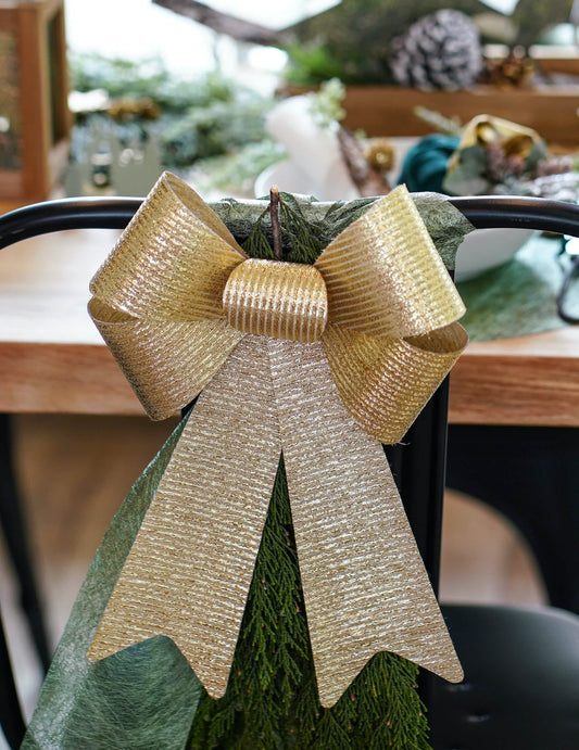 Mise en situation sur un dossier de chaise du nœud de fête pour décoration doré brillant
