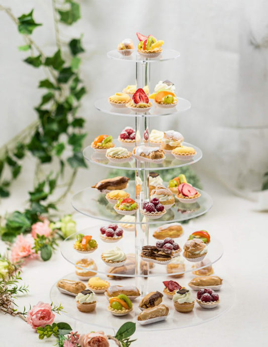 Mise en situation avec mignardises du présentoir à gâteaux à étages rond transparent