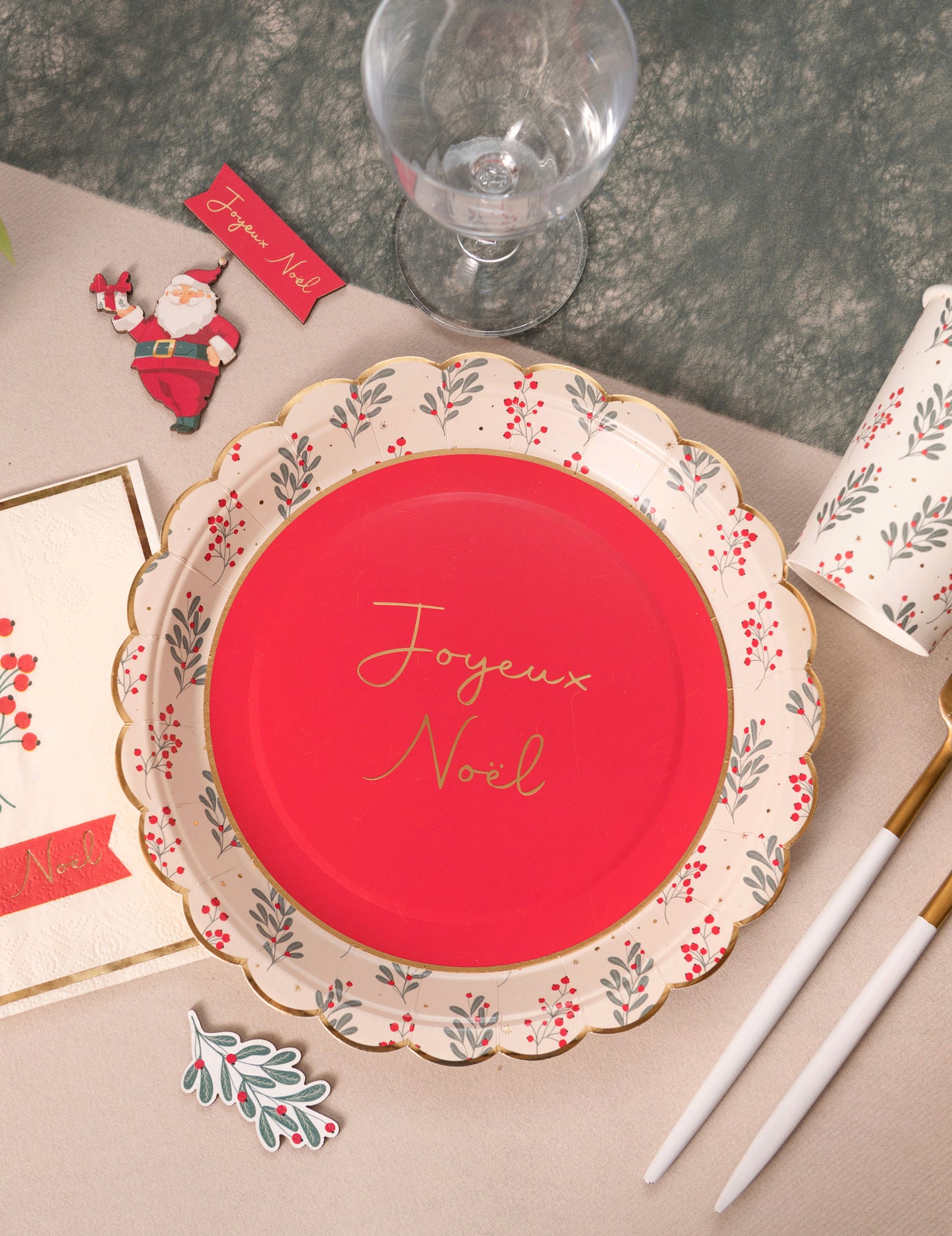 10 papirnatih tanjura s nazubljenim božićnim motivima božikovine 23 cm Sretan Božić