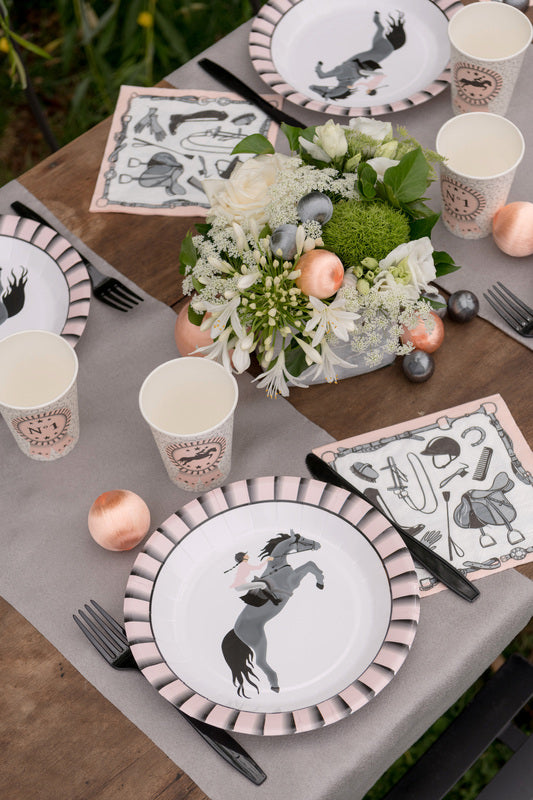 Vue de dessus de la décoration de table des assiettes en carton équitation