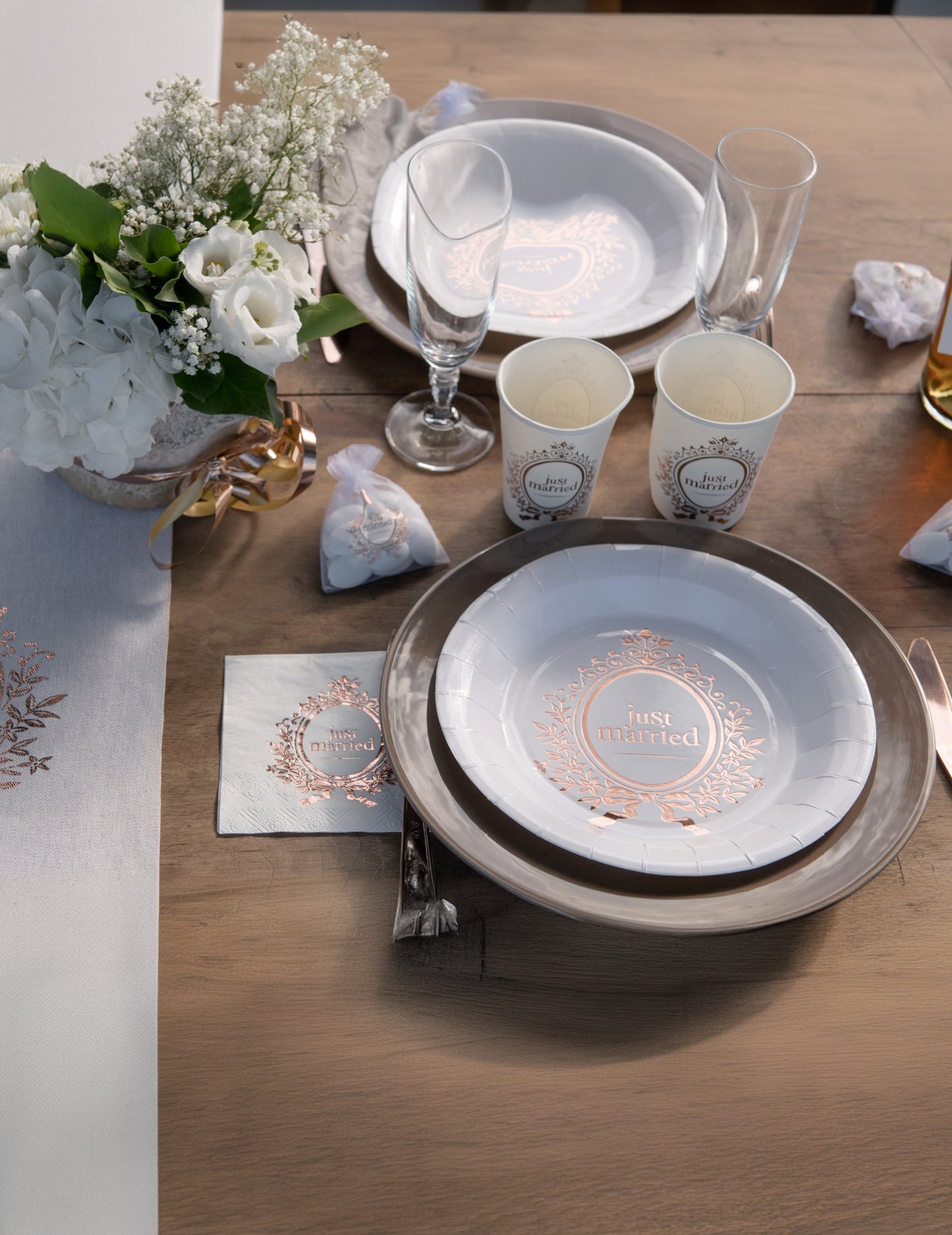 10 bijelih i ružičasto-zlatnih kartonskih tanjura "Just Married" 23 cm za elegantno vjenčanje