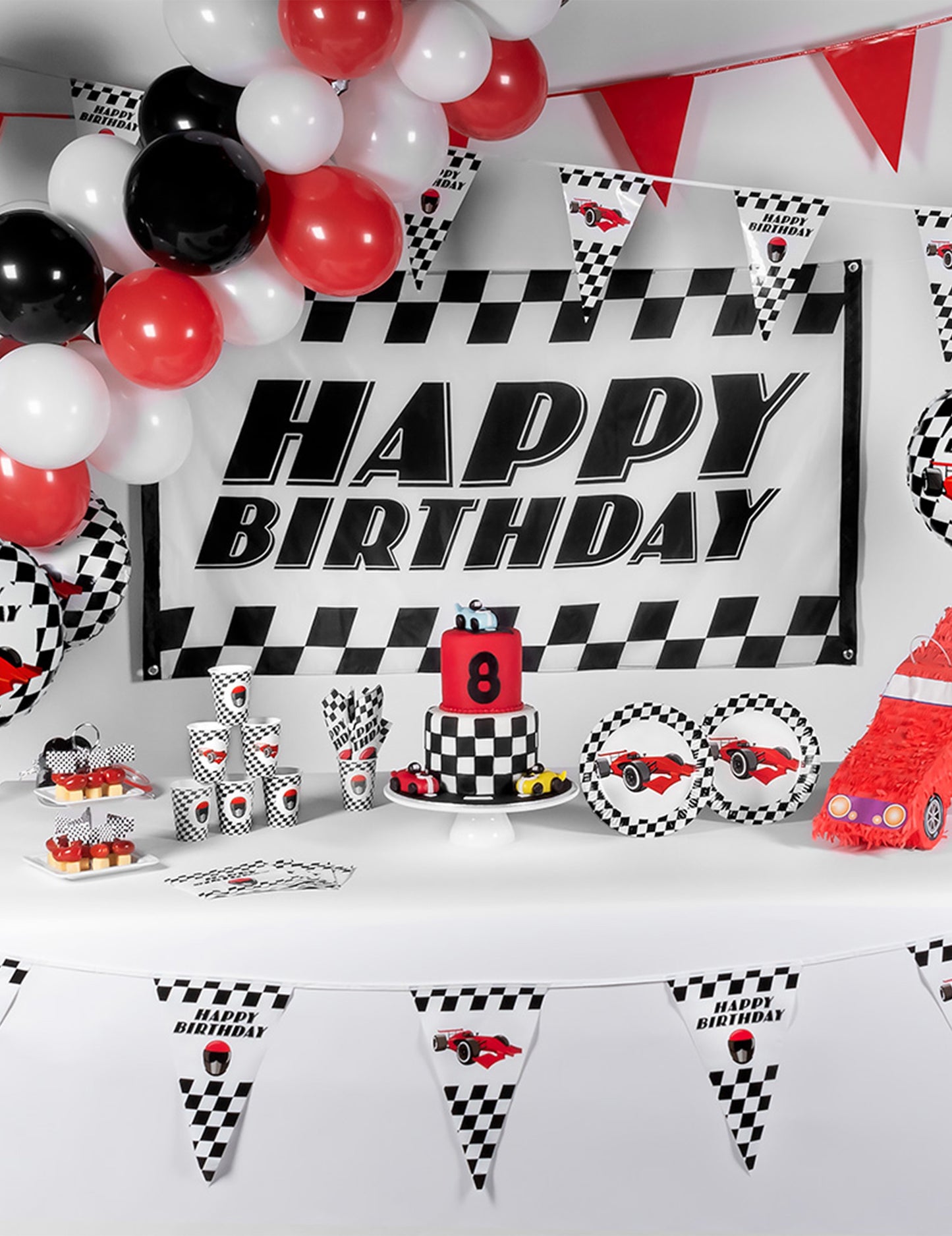 Mise en situation des assiettes en carton racing à motif damier noir et blanc