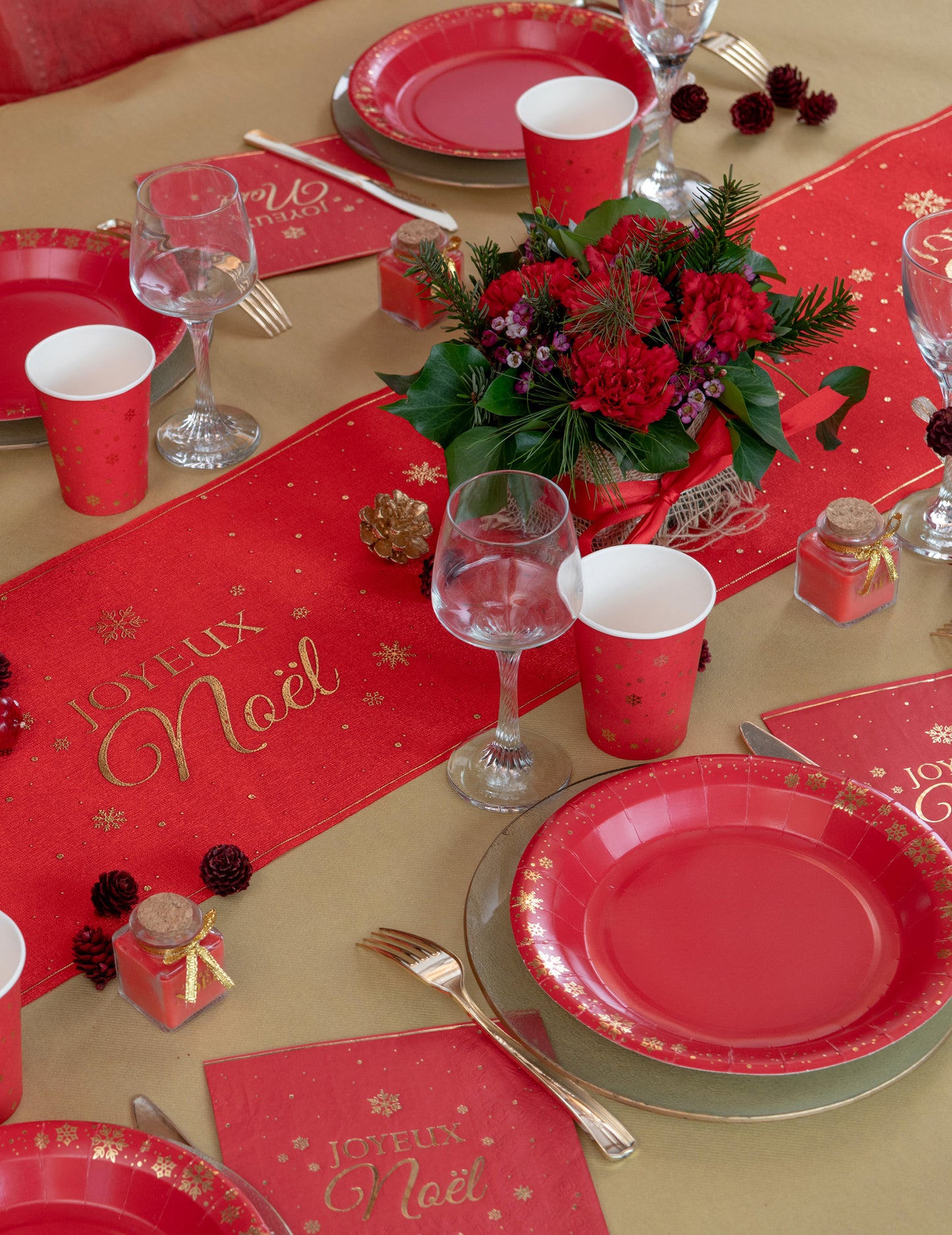 10 crvenih kartonskih tanjura sa zlatnim pahuljicama, 22,5 cm za Božić