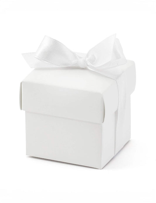 Gros plan sur le ruban de la boîte en carton pour mariage