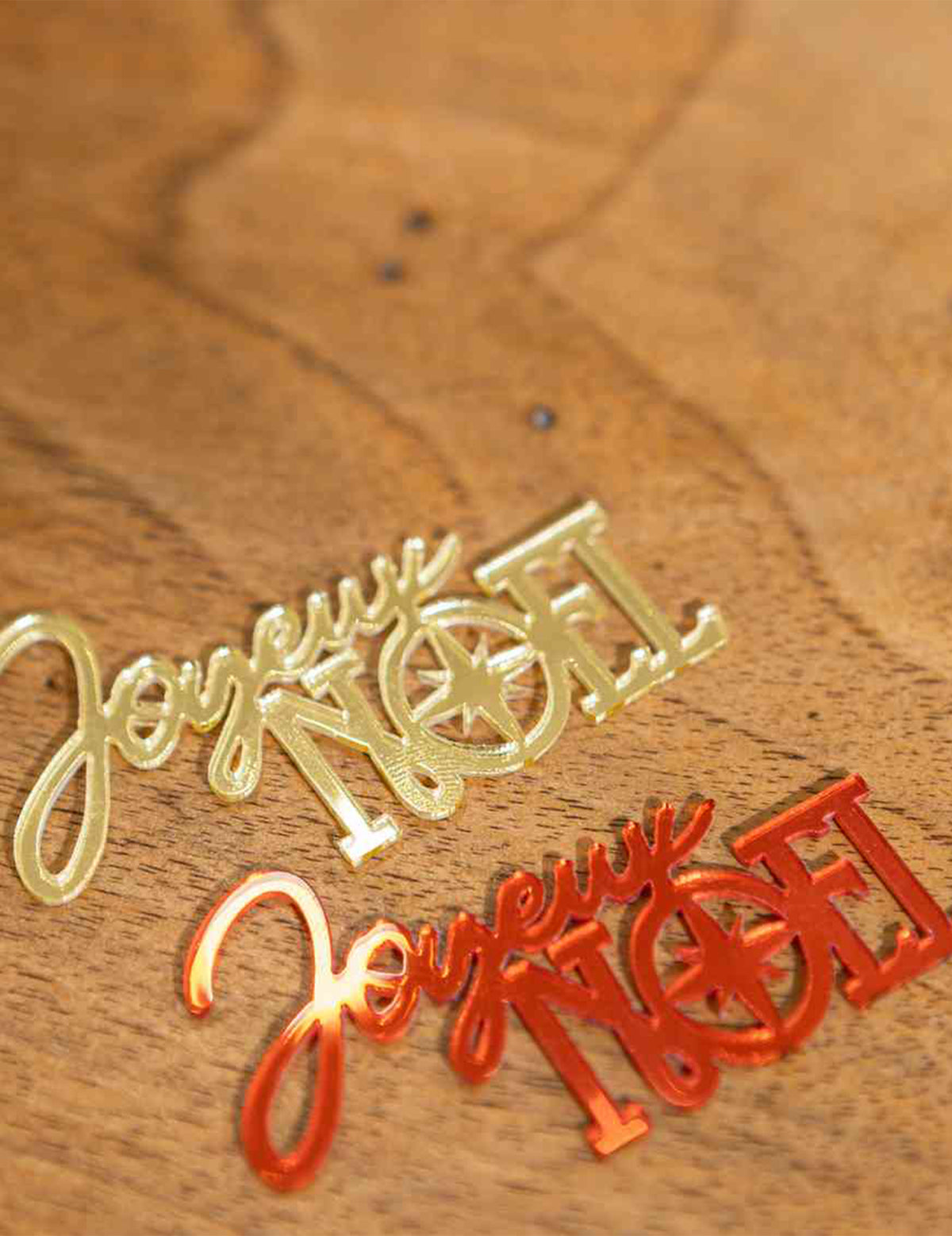 10 confettis Joyeux Noël rouge et or 6,5 x 3,5 cm