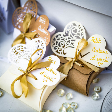 10 bijelih kutija sa zlatnom satenskom vrpcom 10 x 7,5 cm