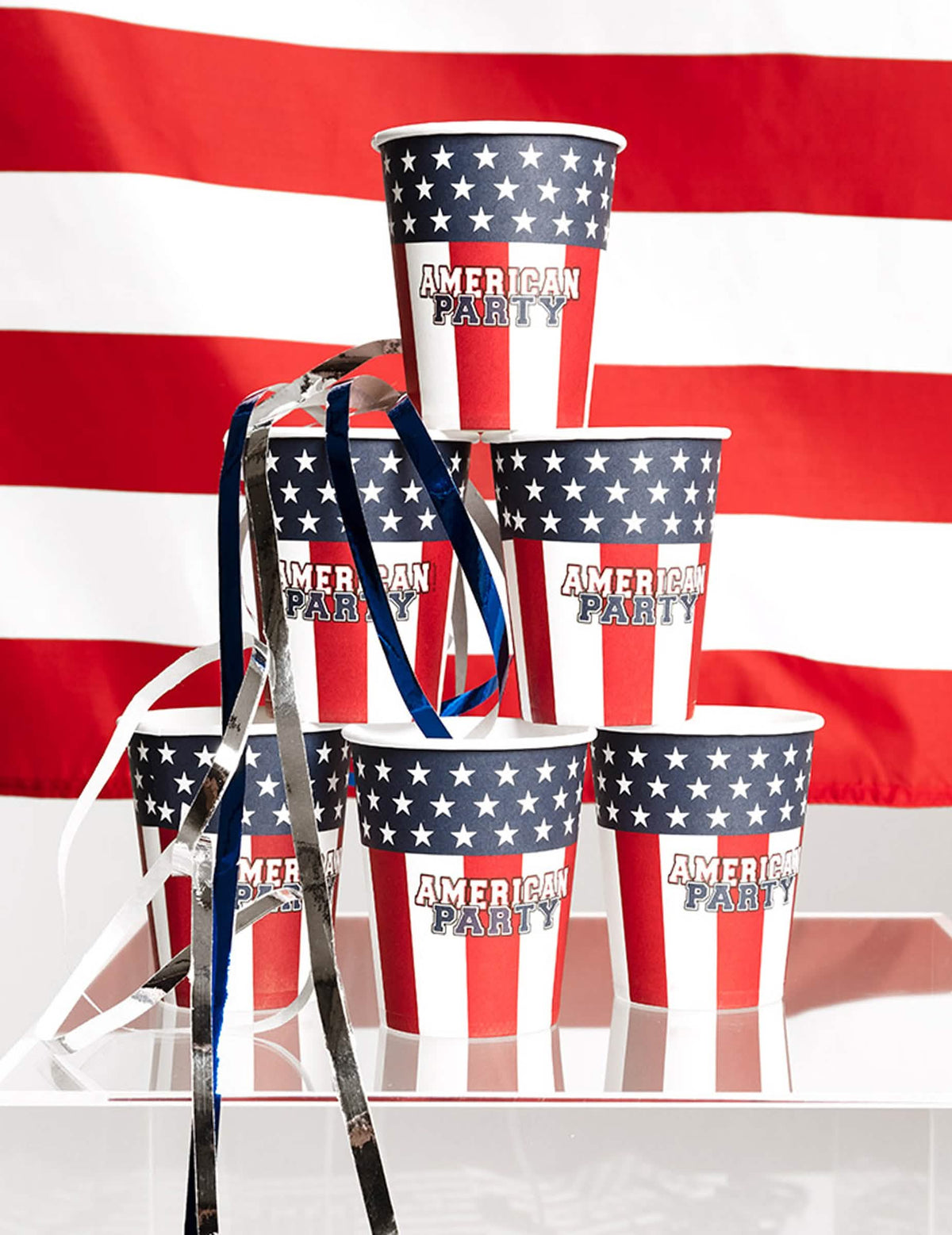Piramidalna dekoracija sa serpentinama od papirnatih čaša American party