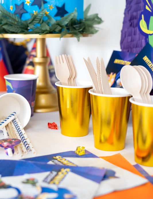 Mise en situation sur une table de fête des Gobelets en carton métallisé pour fête or