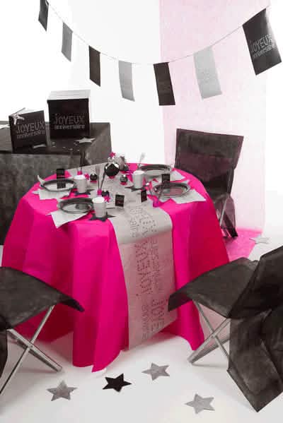 Mise en situation des housses de chaise premium avec nœud pour fête noires