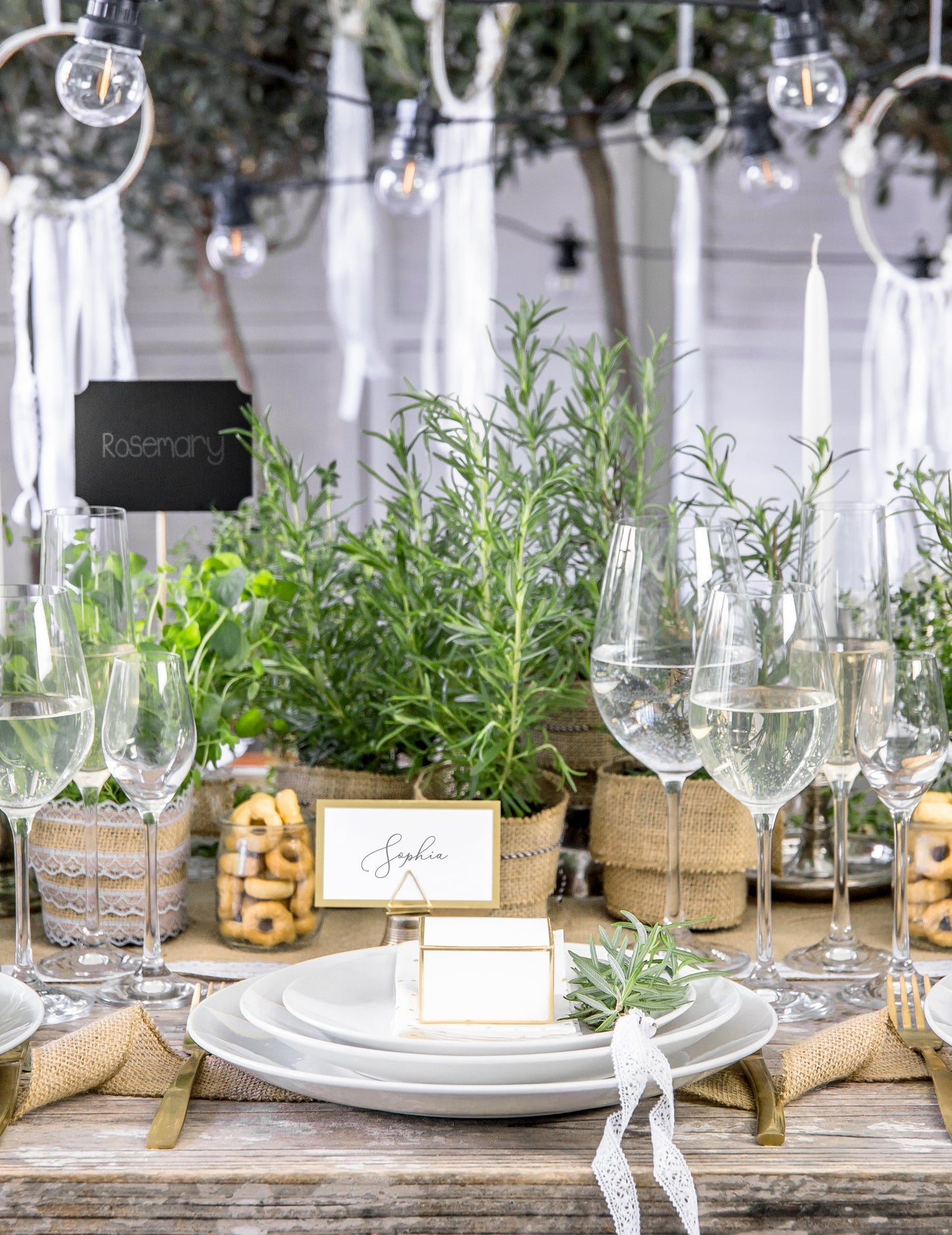 Détail du dressage de table du marque-place à bordure dorée pour fête blanc et or