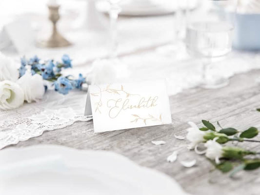 Mise en situation sur table du marque-places en carton branchages dorés