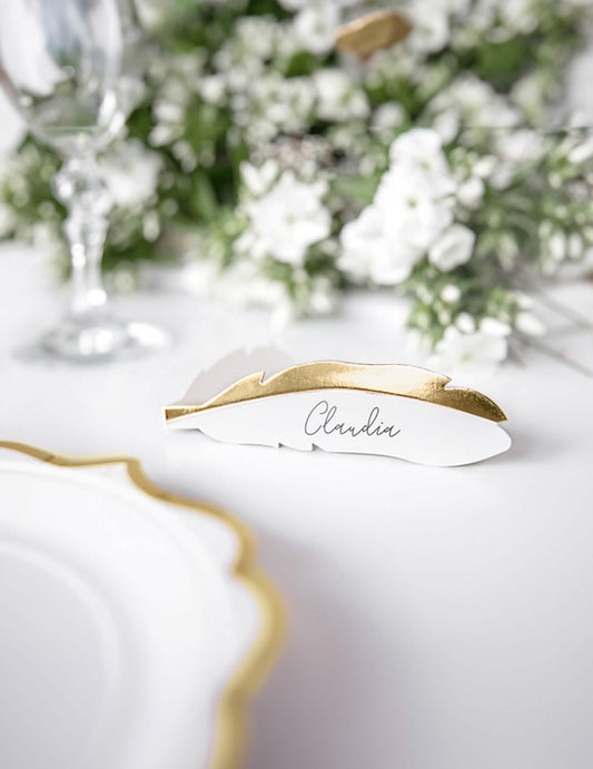 Mise en situation sur table du marque-places en carton plumes pour mariage
