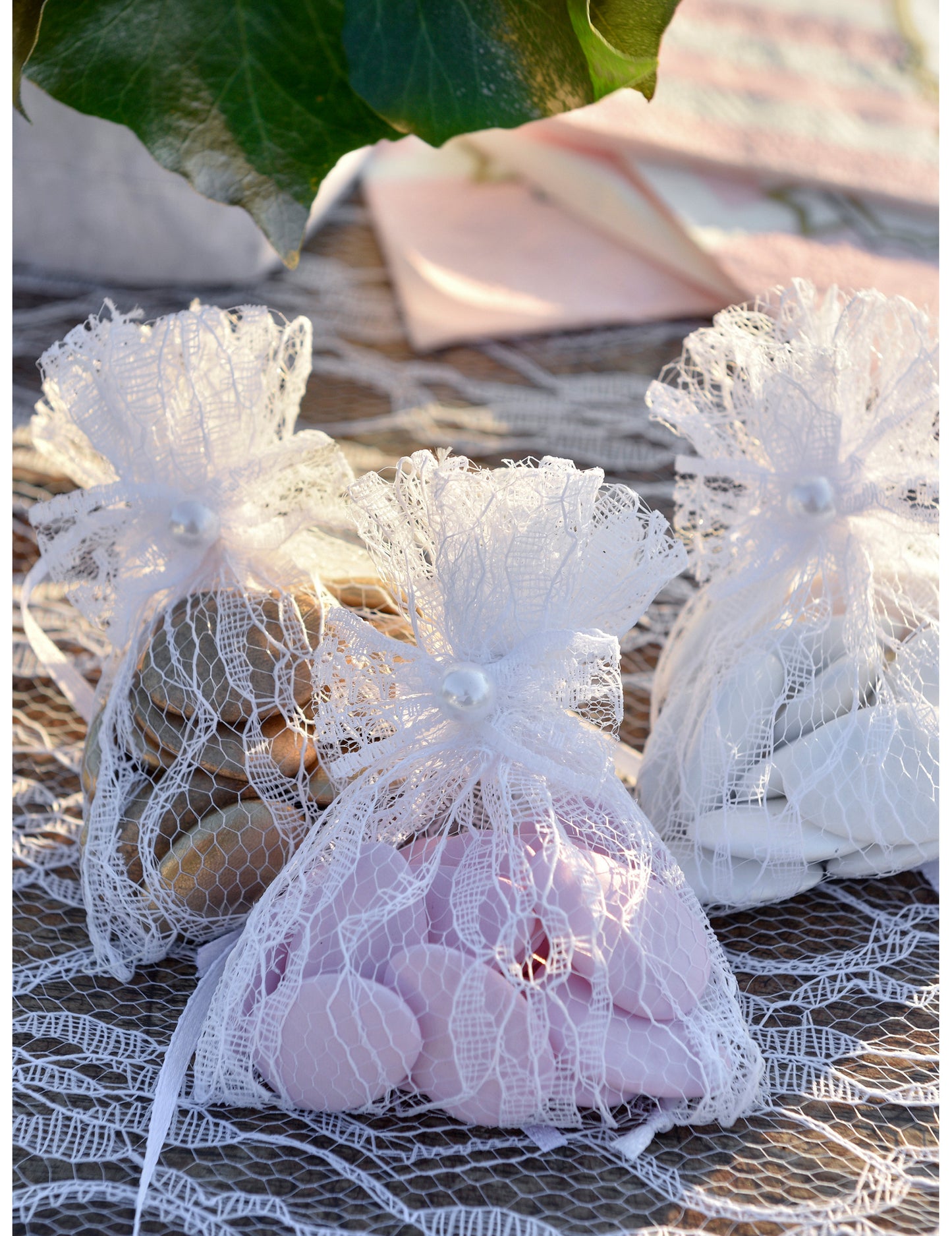 10 mini čipkastih mašnica 4 cm bijela s biserima