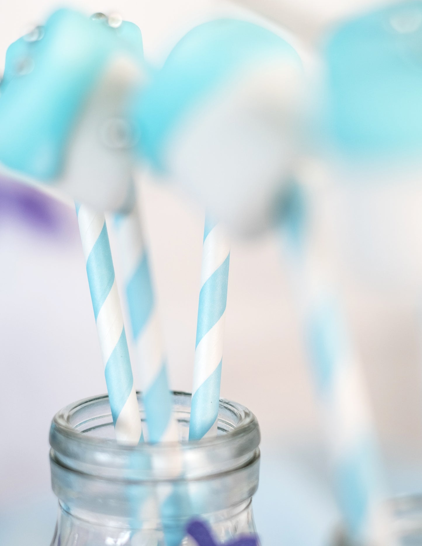 10 pastelno plavih prugastih kartonskih slamki 19,5 cm