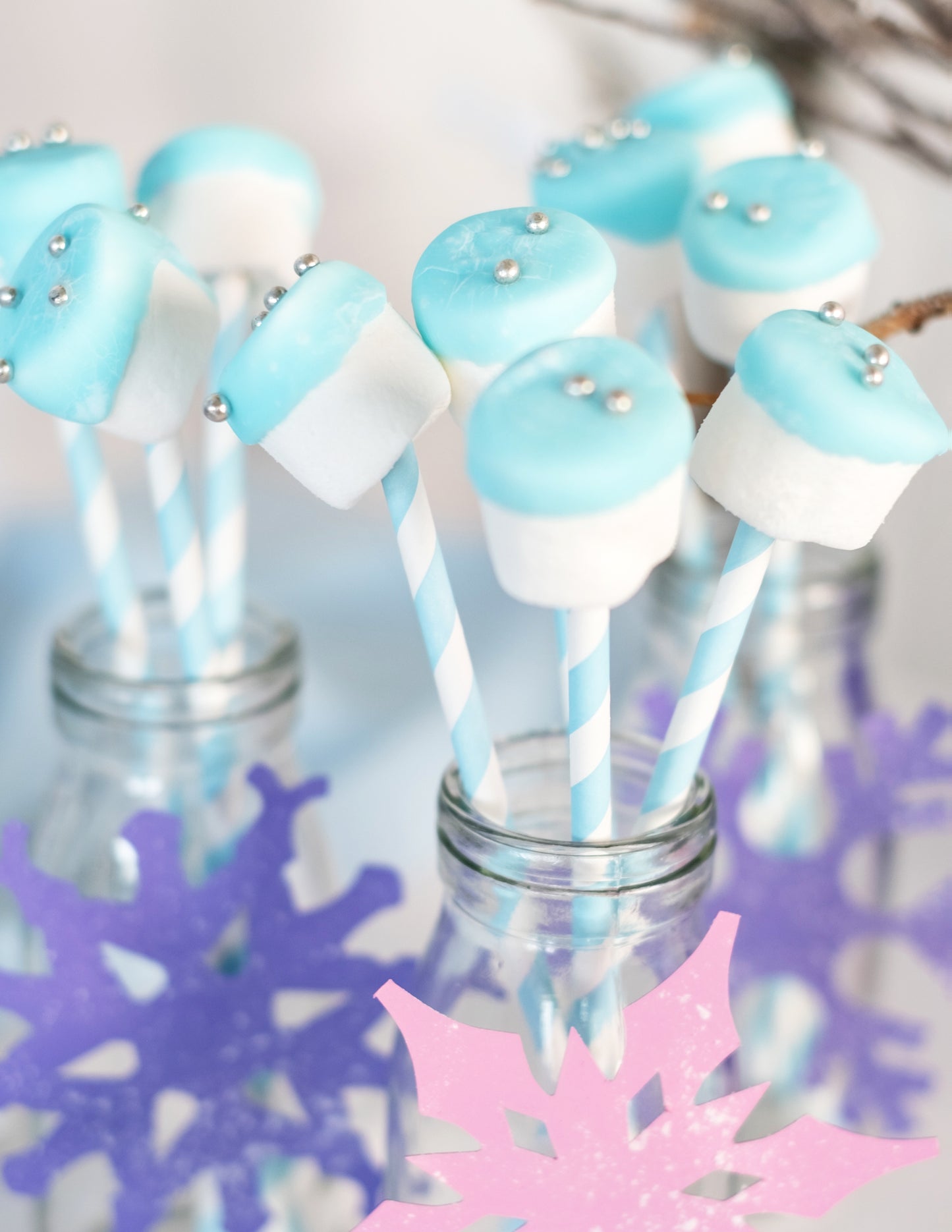 10 pastelno plavih prugastih kartonskih slamki 19,5 cm