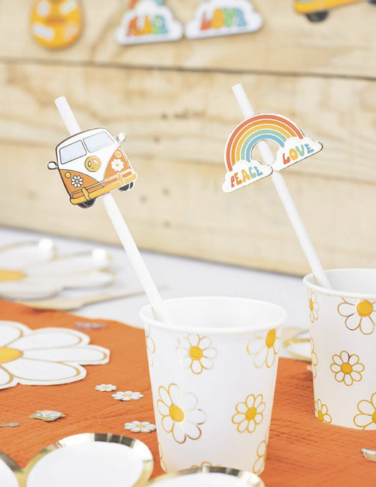 Mise en situation sur table des pailles en carton Hippie