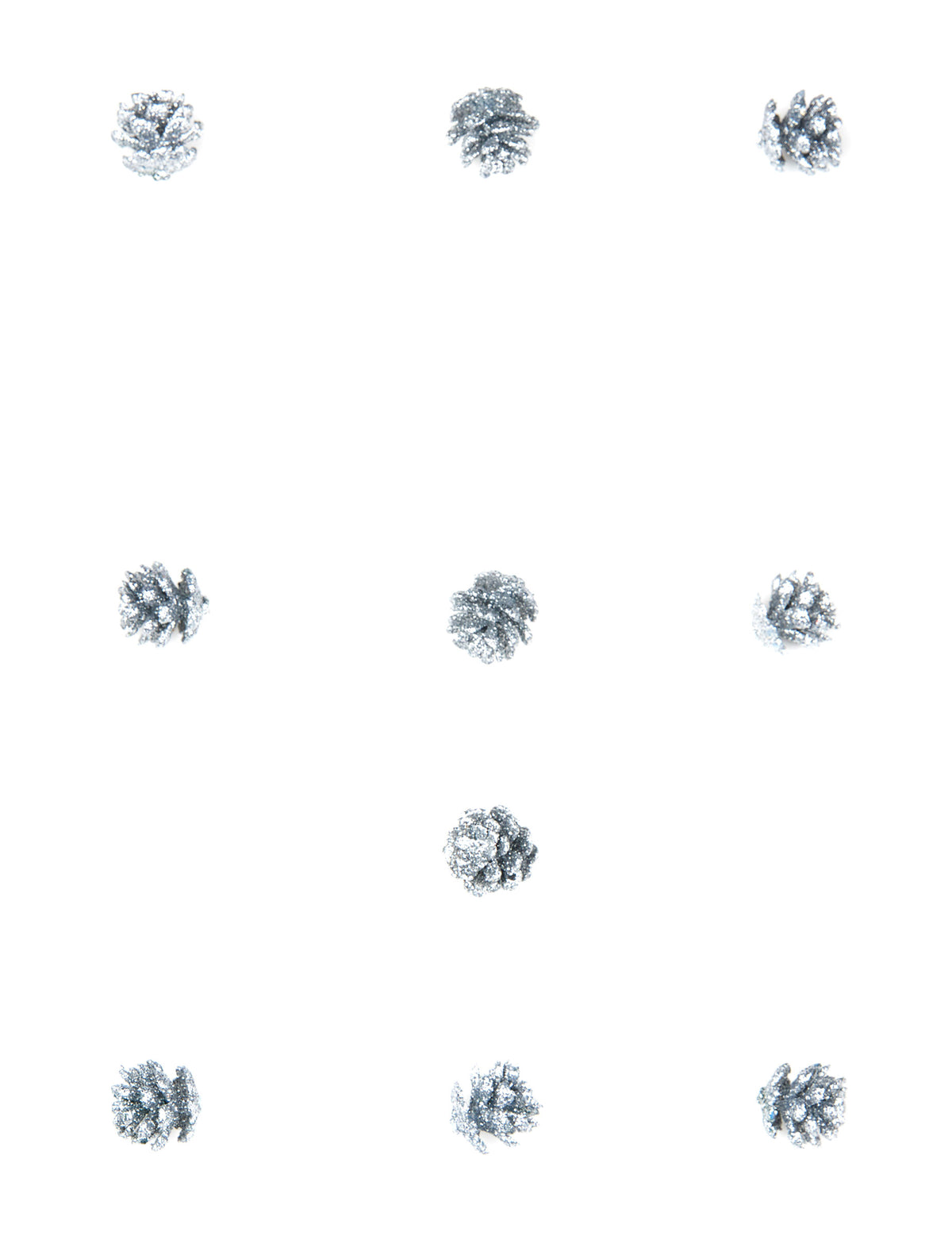 Vue d'ensemble des 10 mini pommes de pin pailletées de Noël argentées