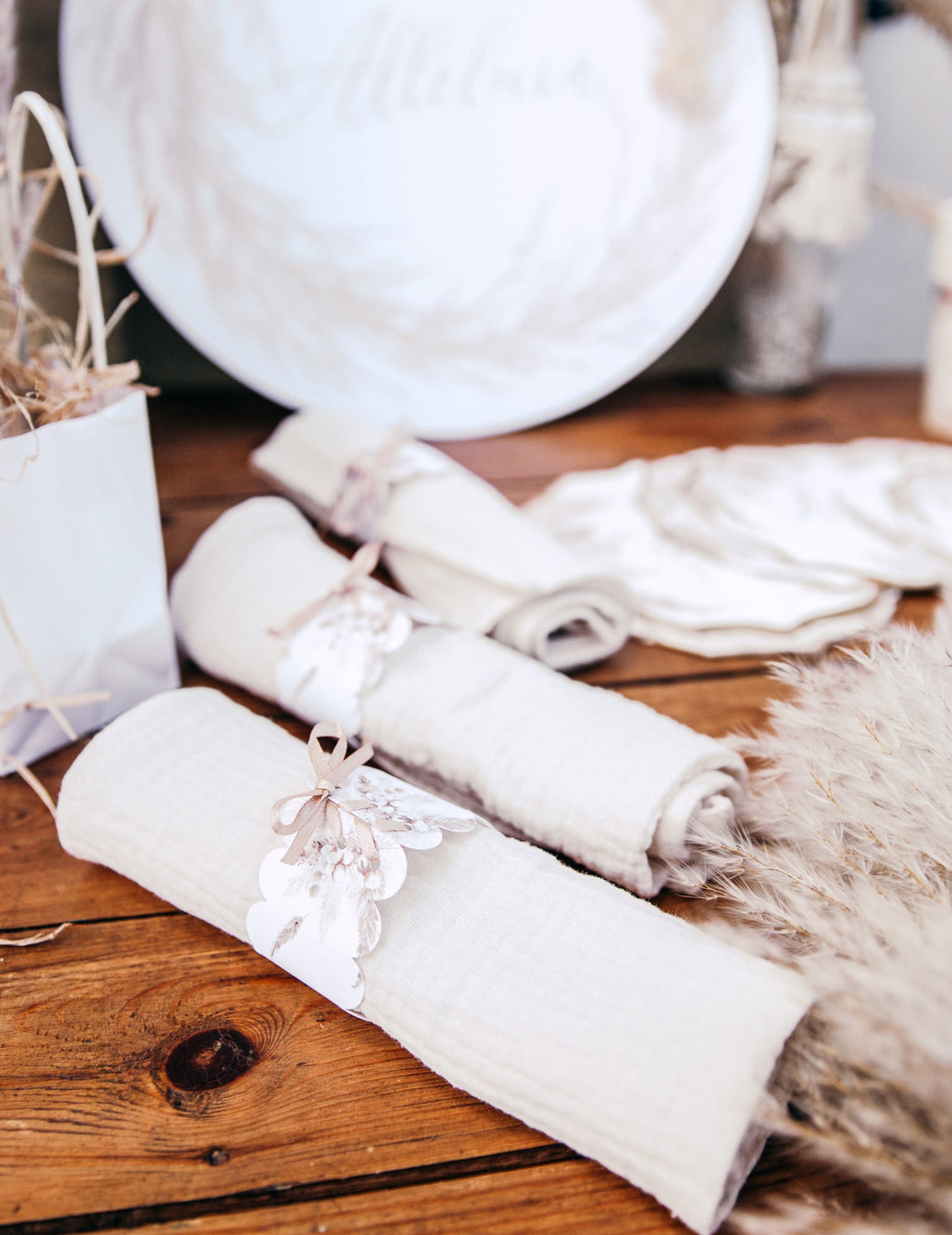 Gros plan des ronds de serviette pampas et fleurs de coton