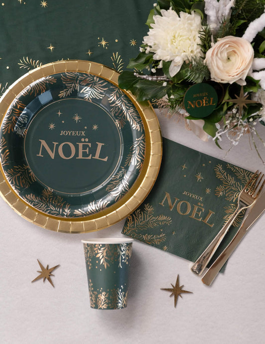 Mise en situation sur une table de fête des serviettes en papier Noël