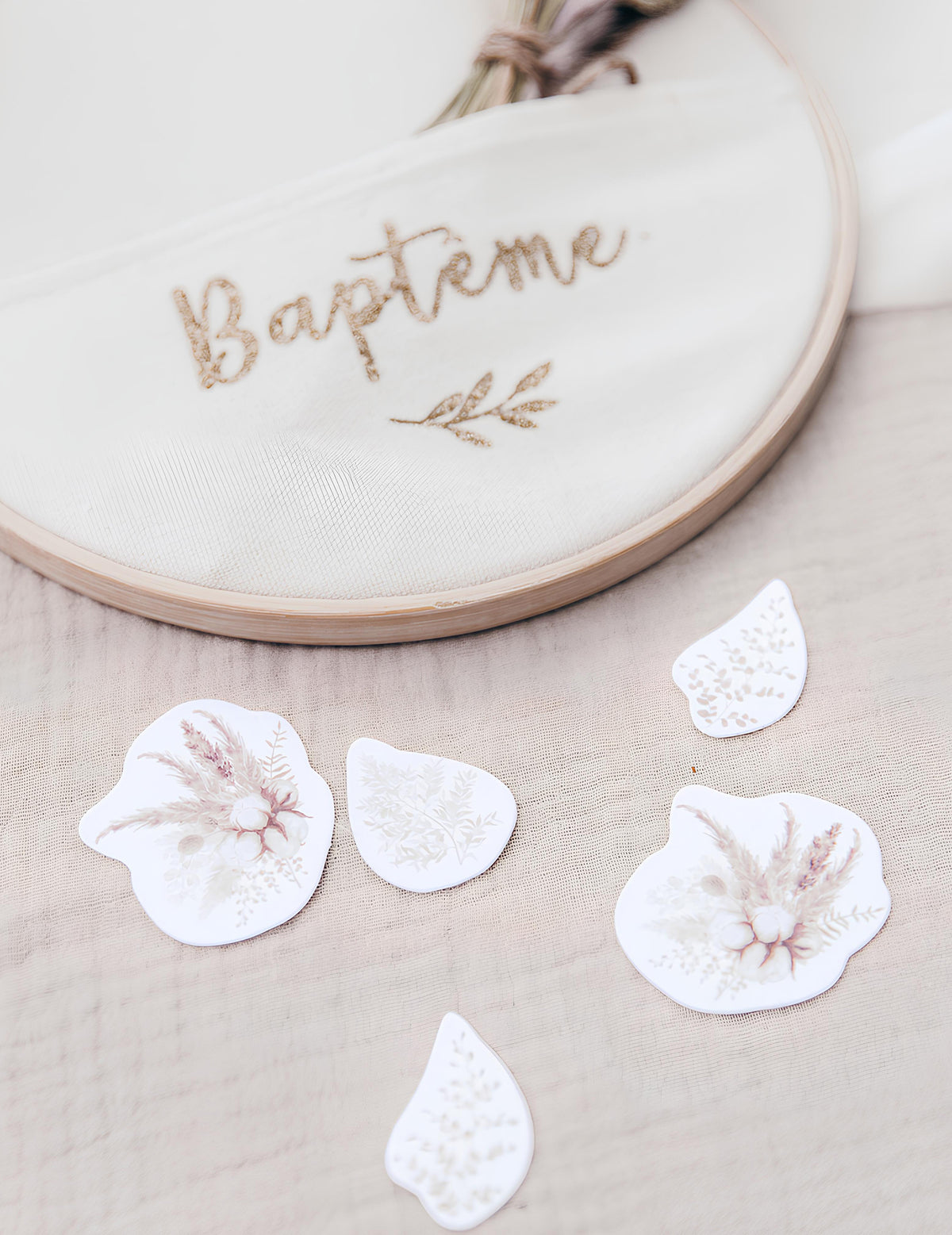 Mise en situation des confettis de table pampas et fleurs de coton pour baptême