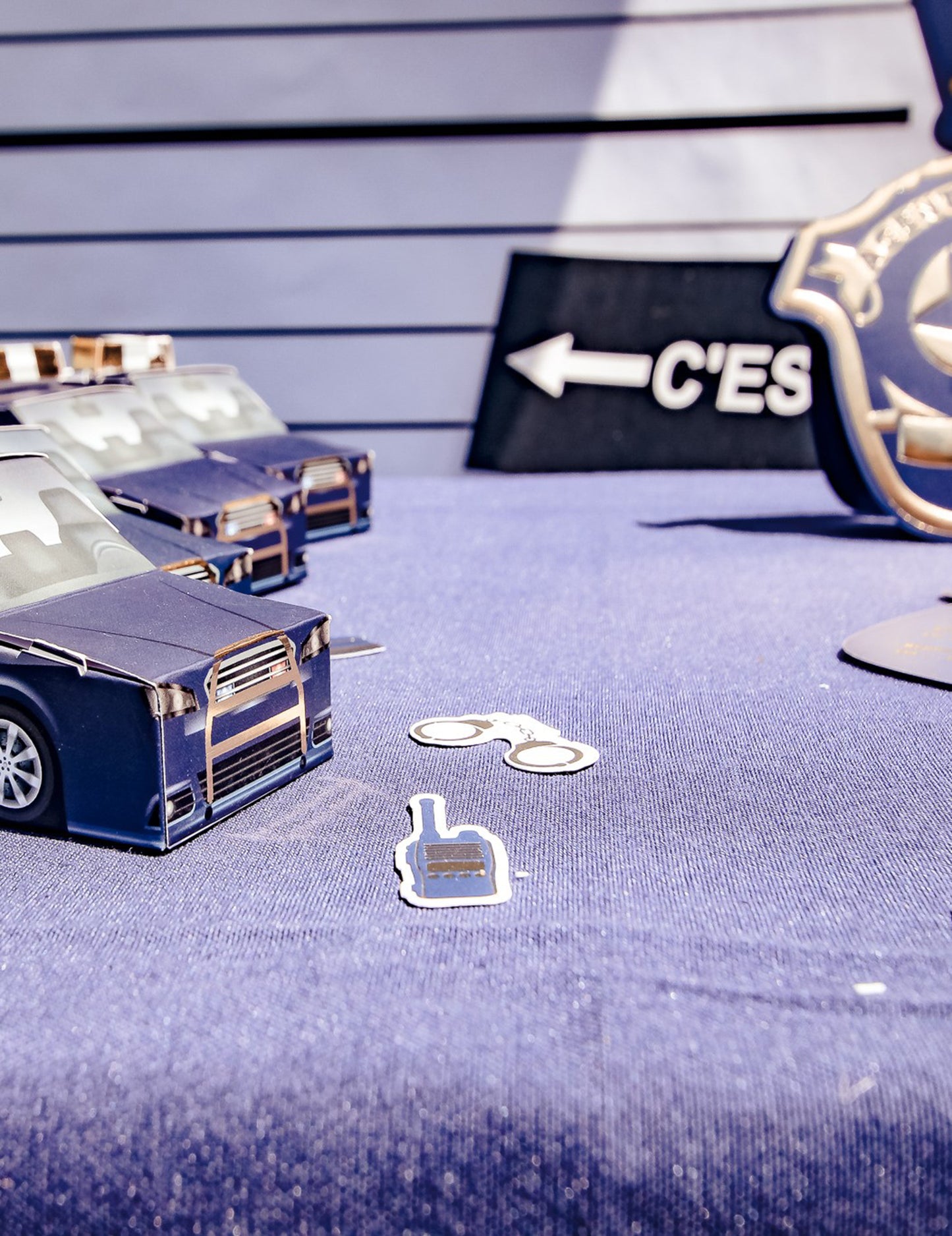 100 Confetti Marine and Gold Policija 2 do 4,5 cm