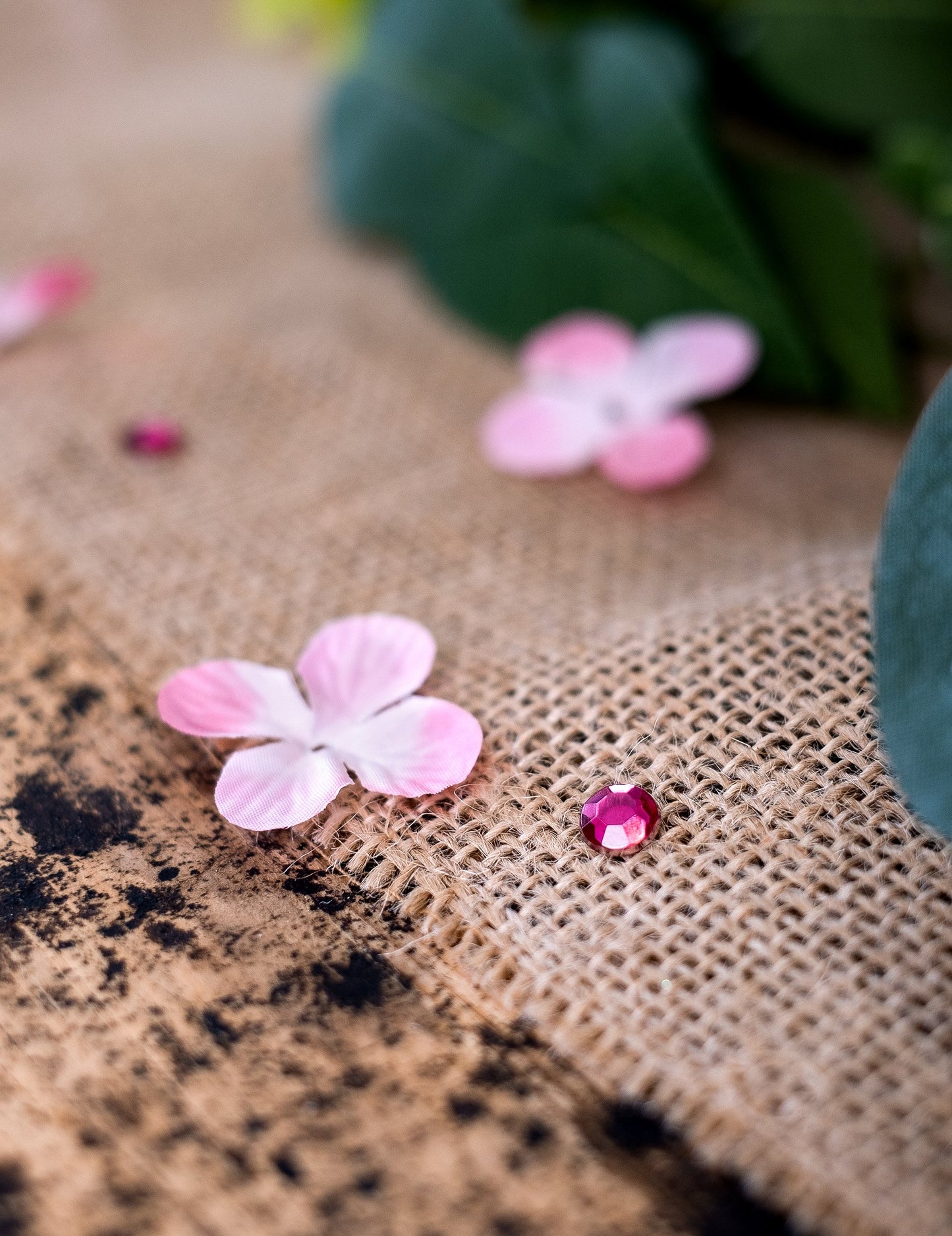 100 malih fuksije s okruglim stolom konfeti 0,6 cm