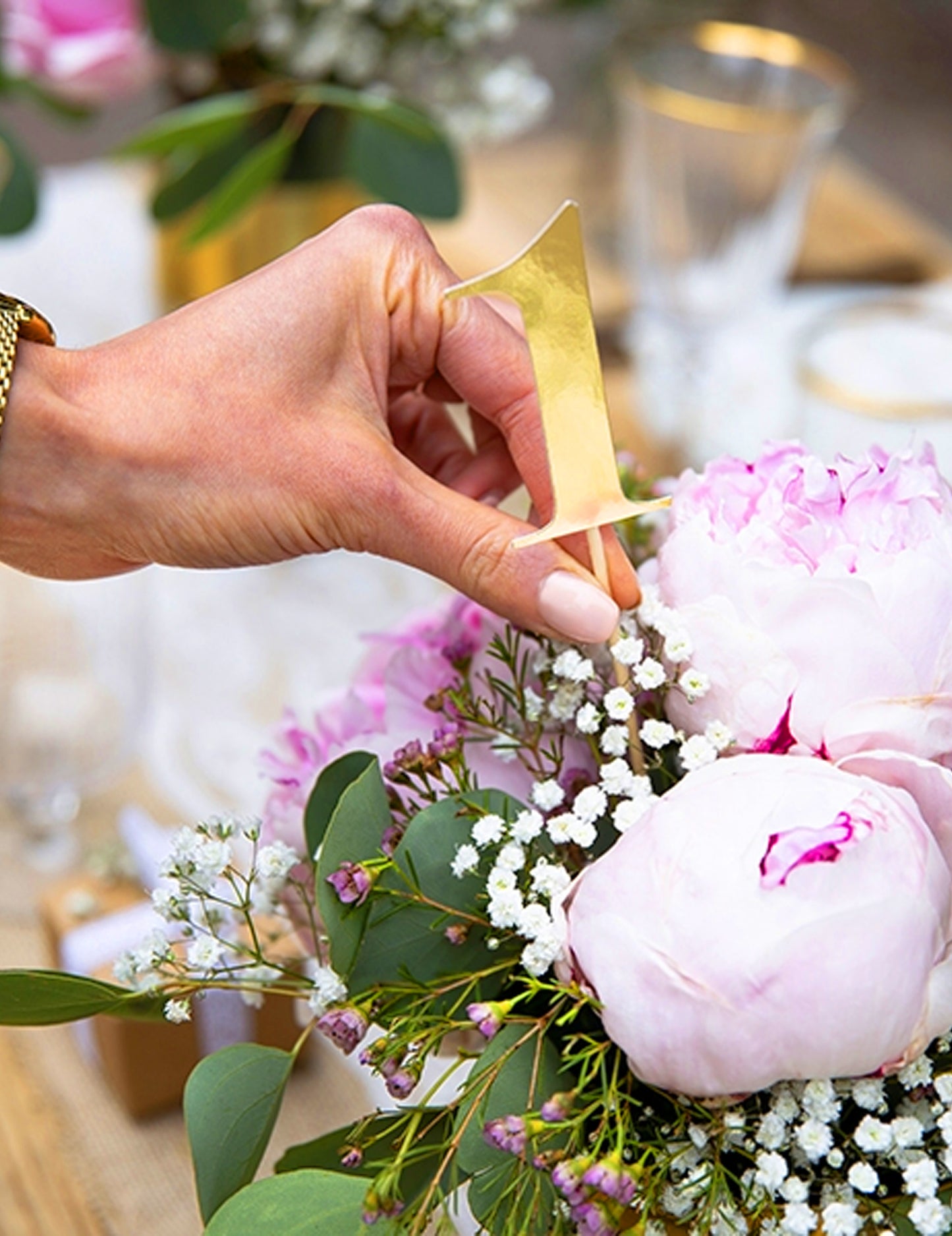 11 stolnih oznaka na šiljcima, zlatni brojevi od 0 do 10