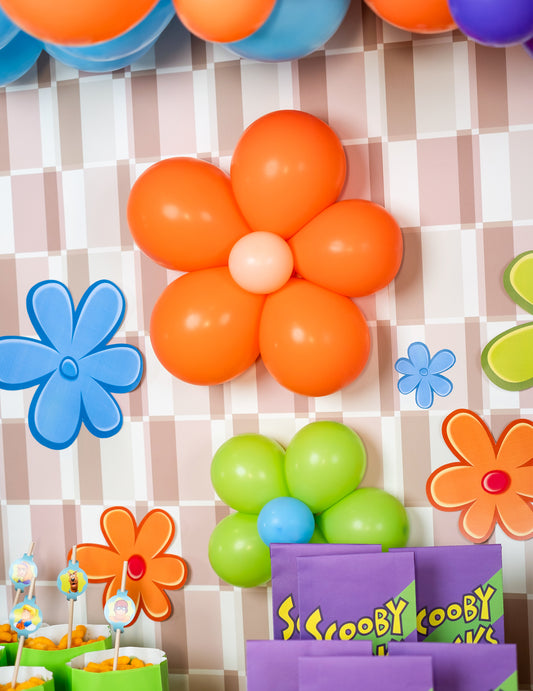 Mise en scène en forme de fleur des ballons pour fête orange