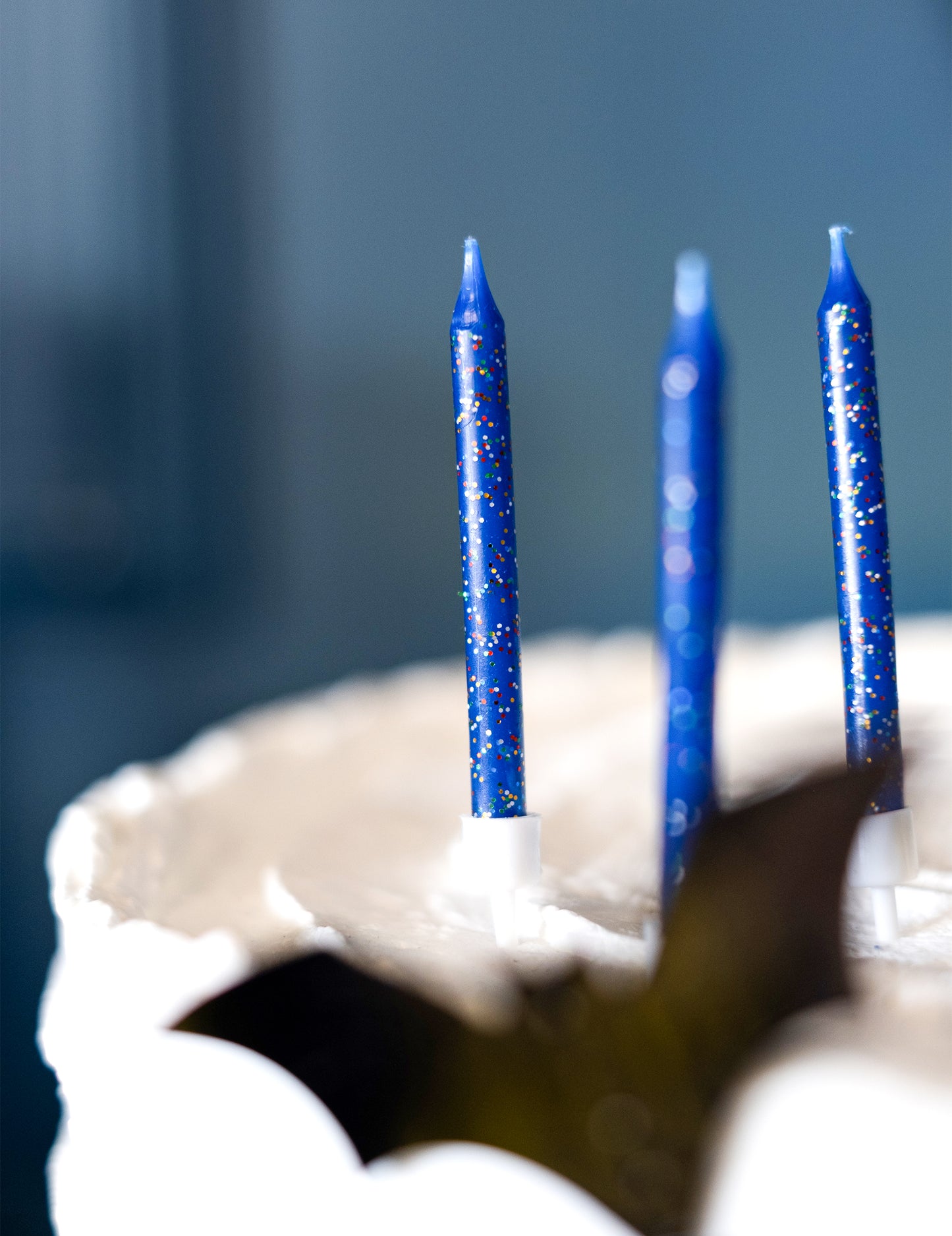 12 plavih svjećica za rođendan sa šljokicama 7,5 cm za tortu