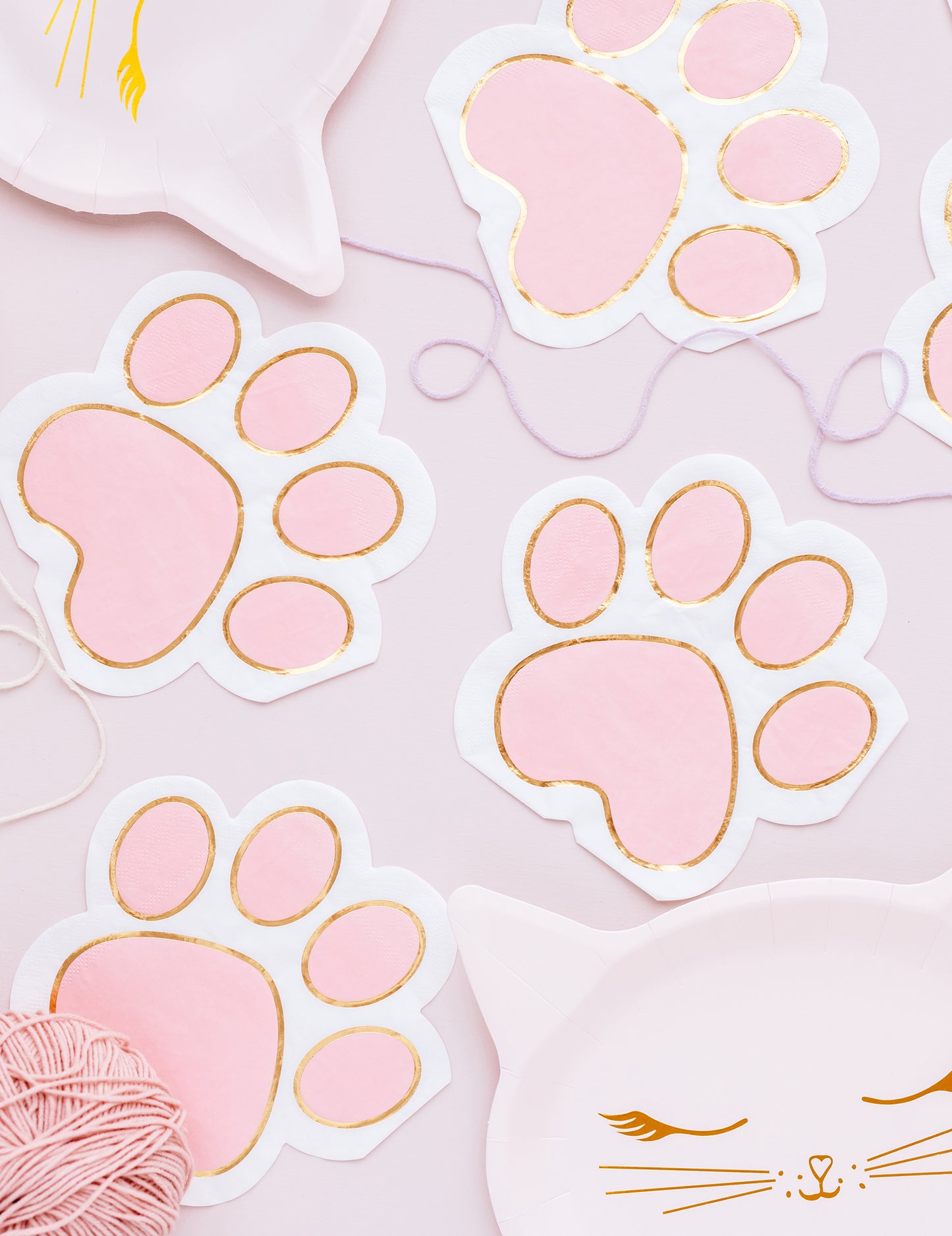 Détail du contour doré des serviettes en papier pattes de chat