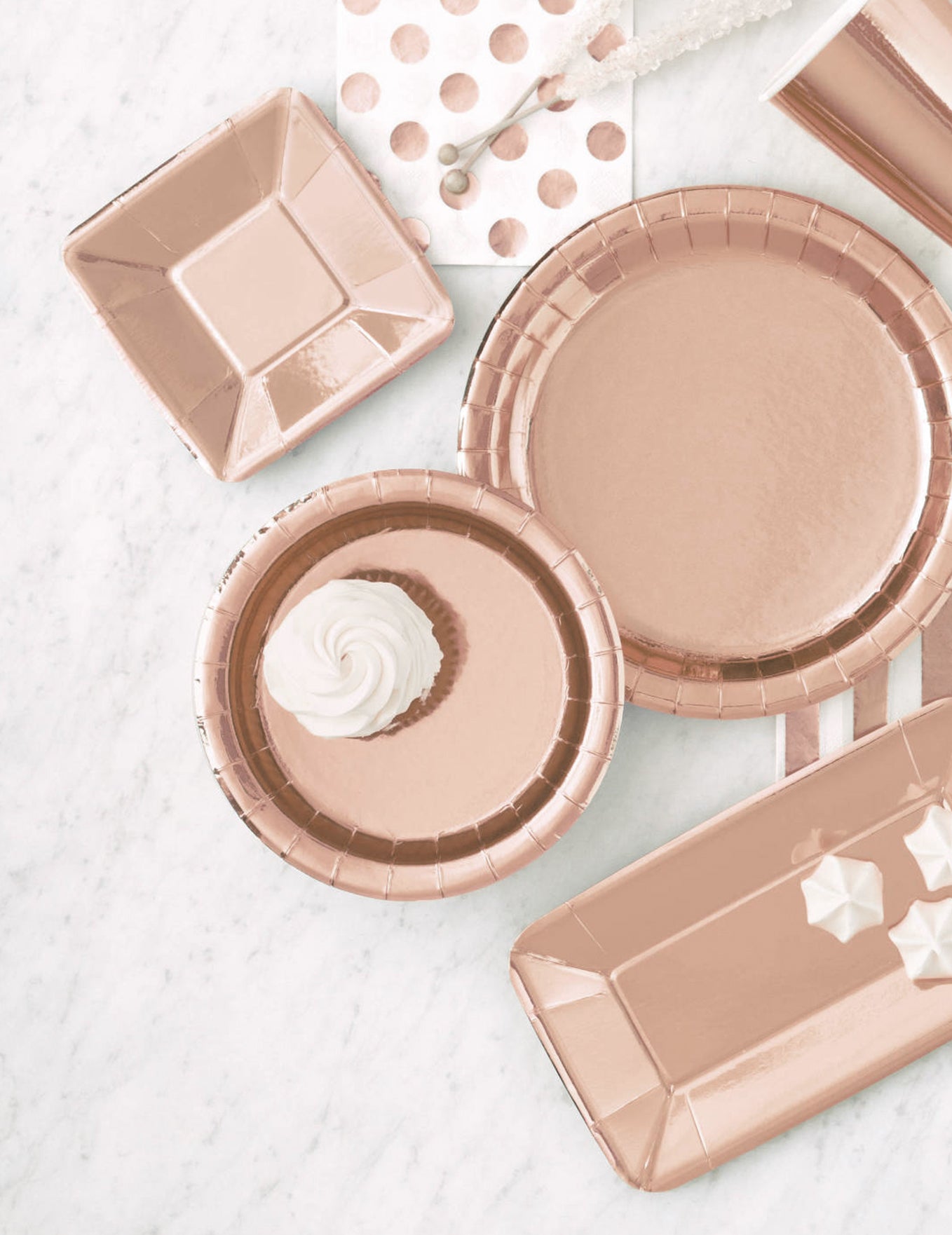 Mise en situation des assiettes en carton rose gold pour fête rose gold métallisé