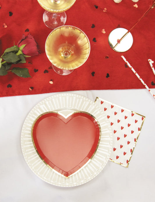 Mise en scène de table des serviettes en papier cœurs rouges