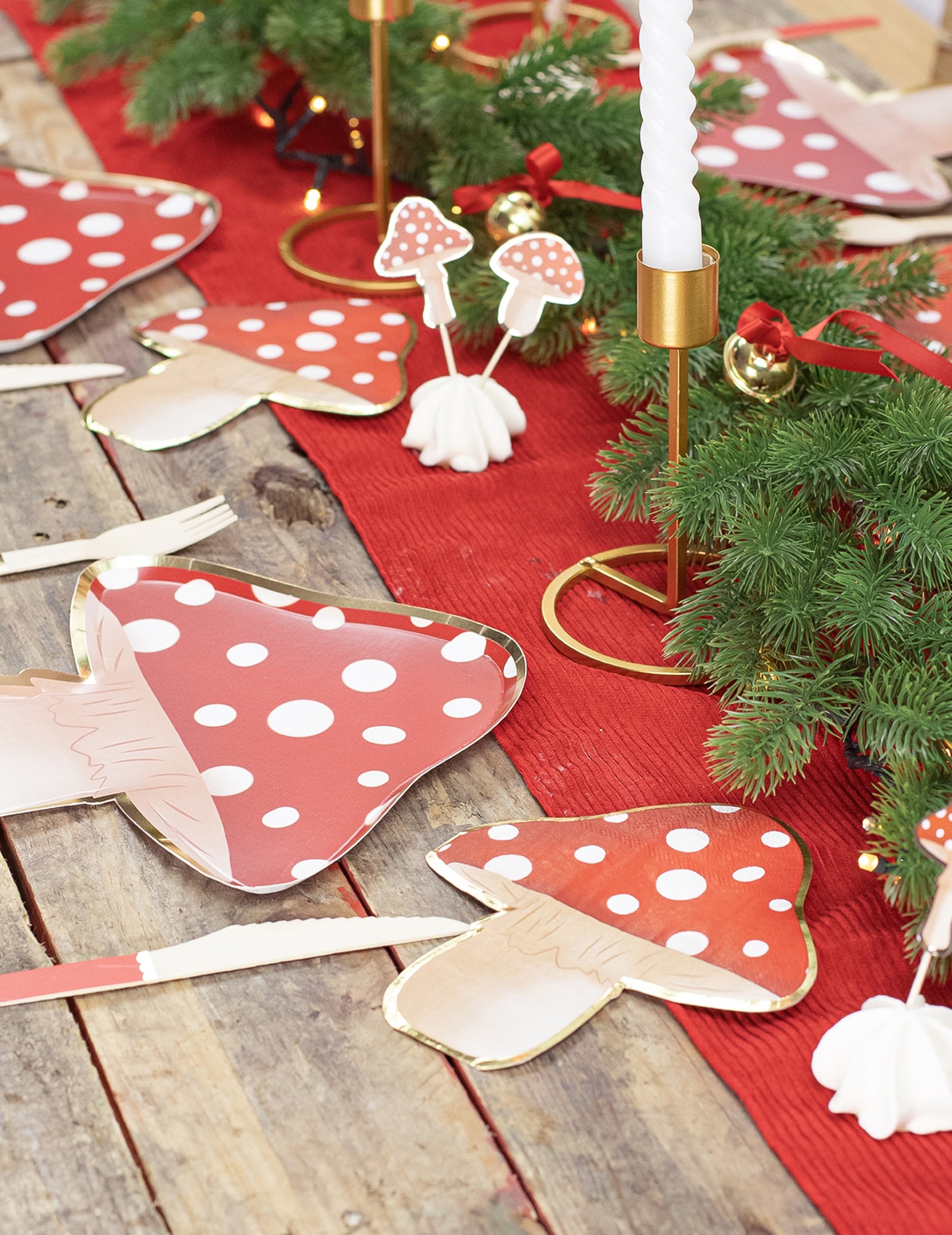 16 crveno-bijelih papirnatih salveta u obliku gljive, 29 x 32 cm