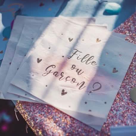 Gros plan sur l'inscription des serviettes en papier fille ou garçon pour baby shower rose bleu et or