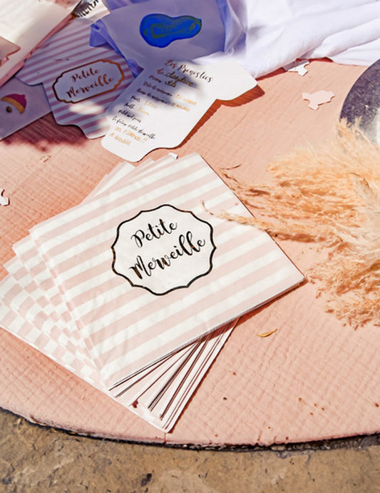Détail de la pile des serviettes en papier Petite Merveille