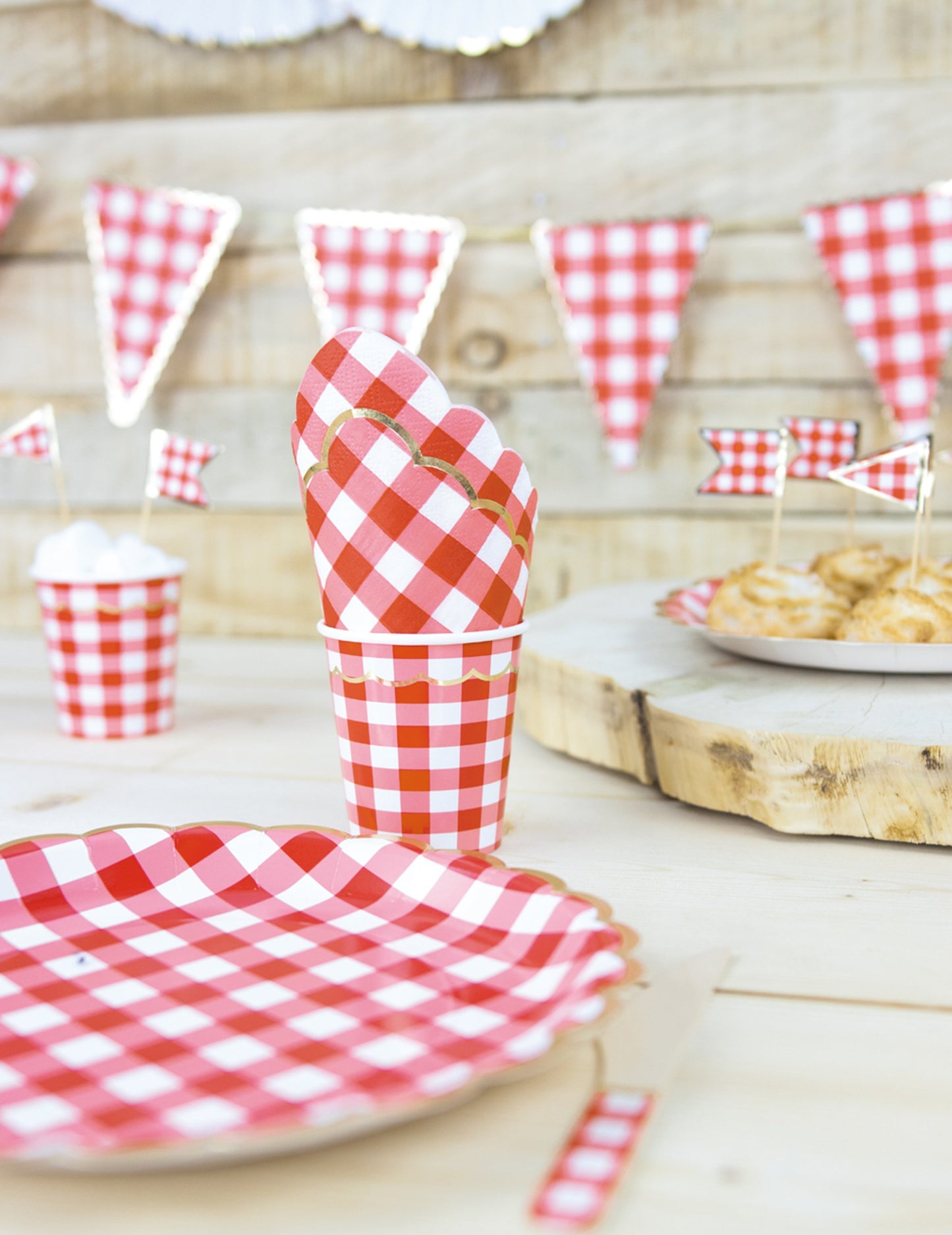 16 crvenih kariranih papirnatih salveta s nazubljenim uzorkom, 33 x 33 cm