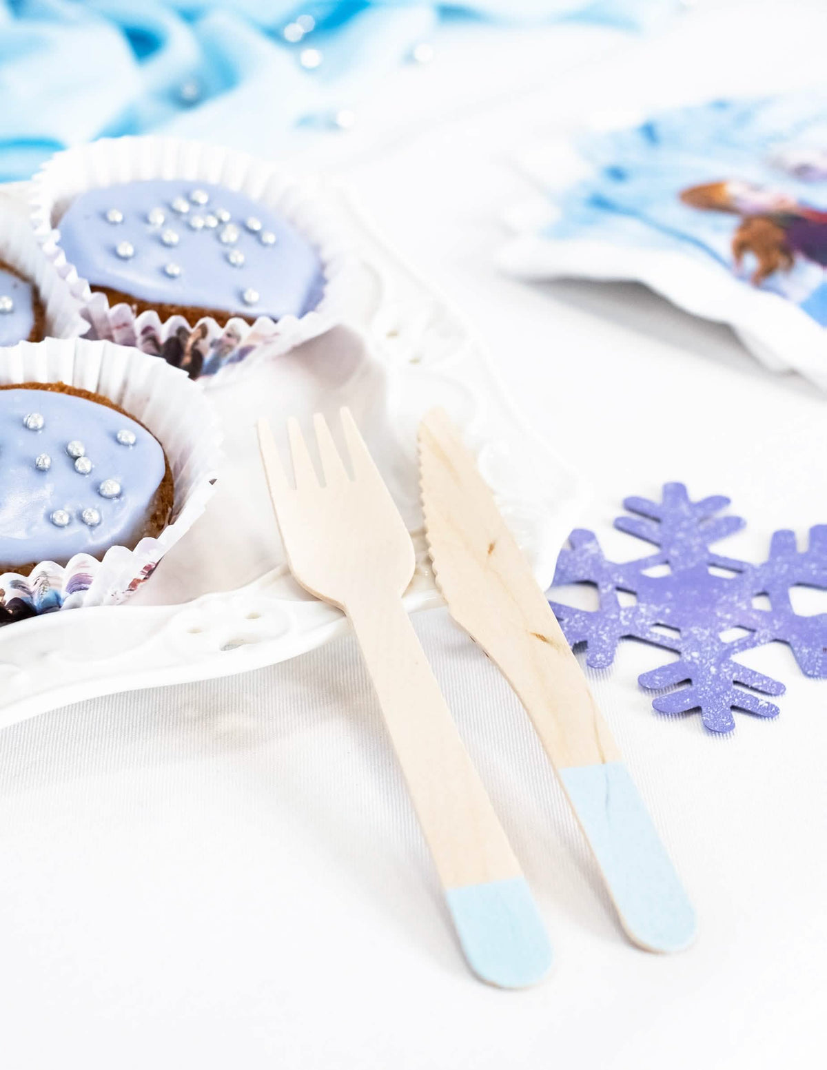 Uređenje s cupcakeovima i snježnom pahuljom od drvenog pribora za jelo za nebeskoplavu zabavu