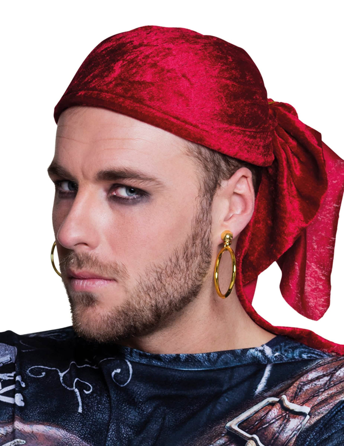 Pogled sa strane s nošenim piratskim naušnicama