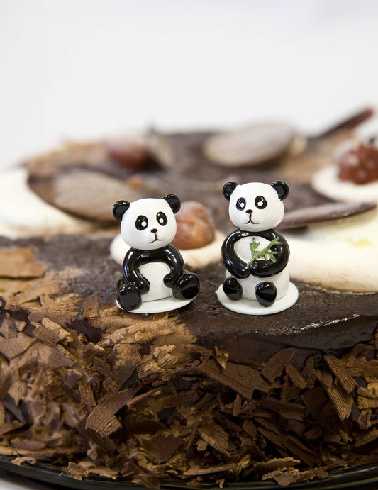 Mise en situation des 2 figurines en résine panda pour gâteau