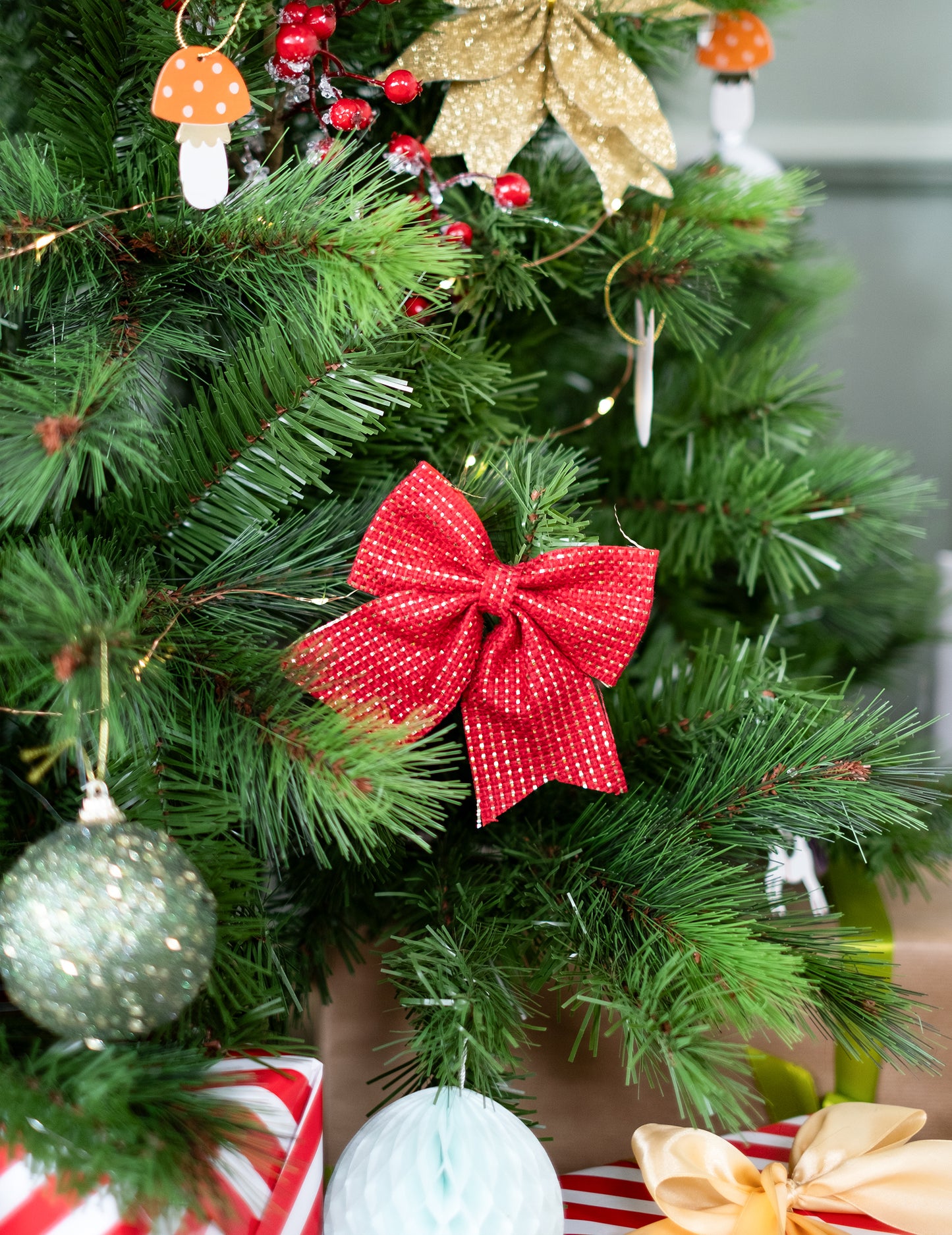 2 crvene i zlatne mašne od jute 12 x 13 cm Božićni ukras