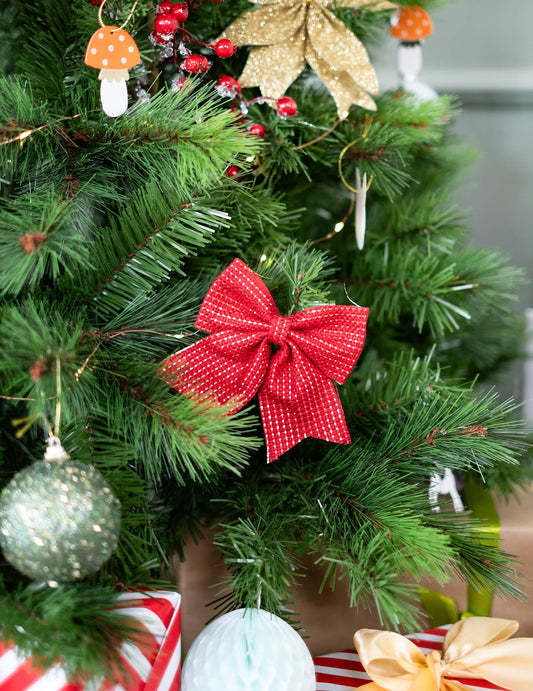 Mise en situation sur un sapin des nœuds en jute de Noël