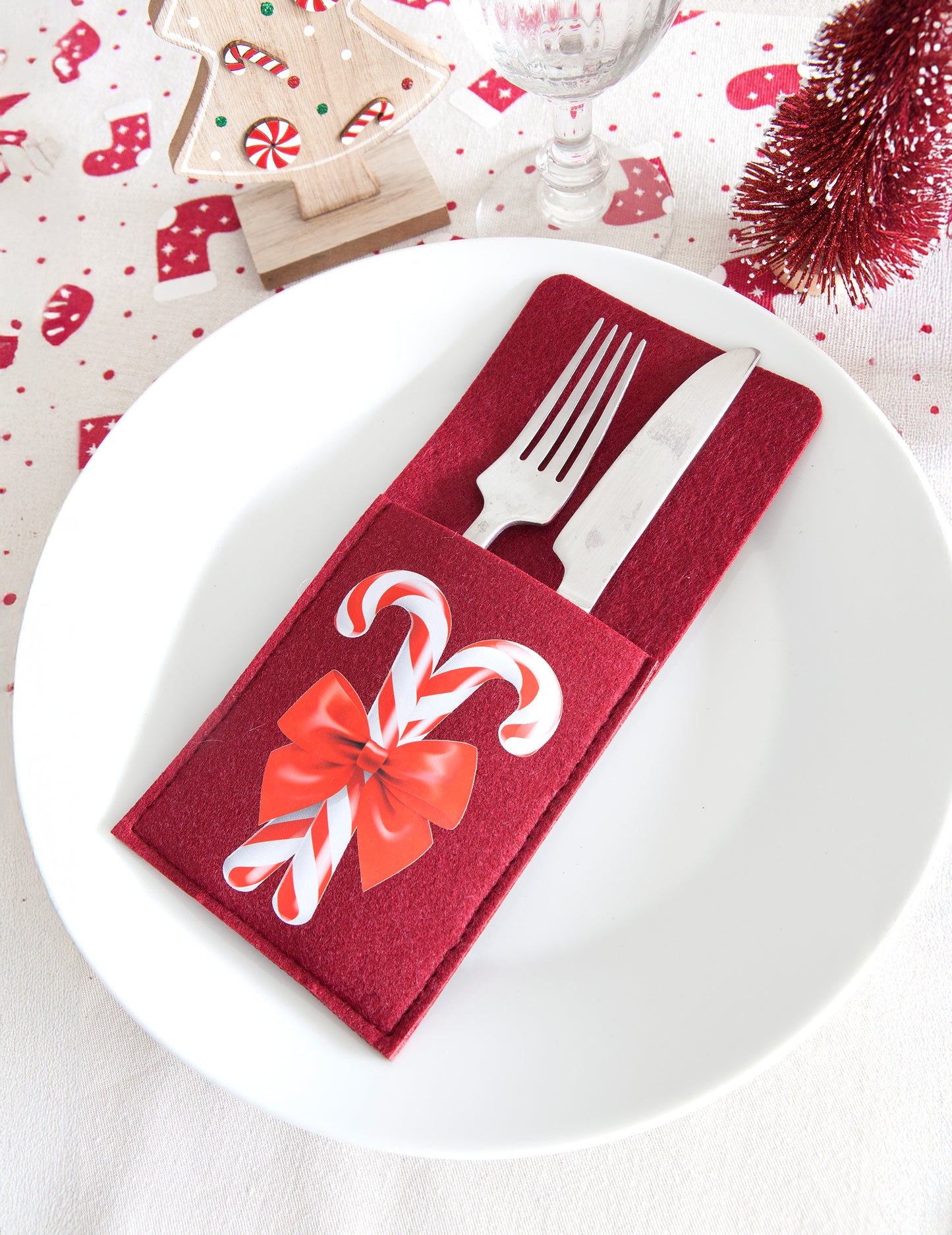 2 crvene i bijele vrećice za pribor za jelo od filca