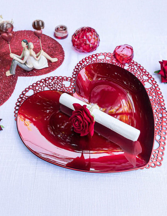 Mise en situation sur une assiette cœur du ronds de serviette roses pour décoration de table