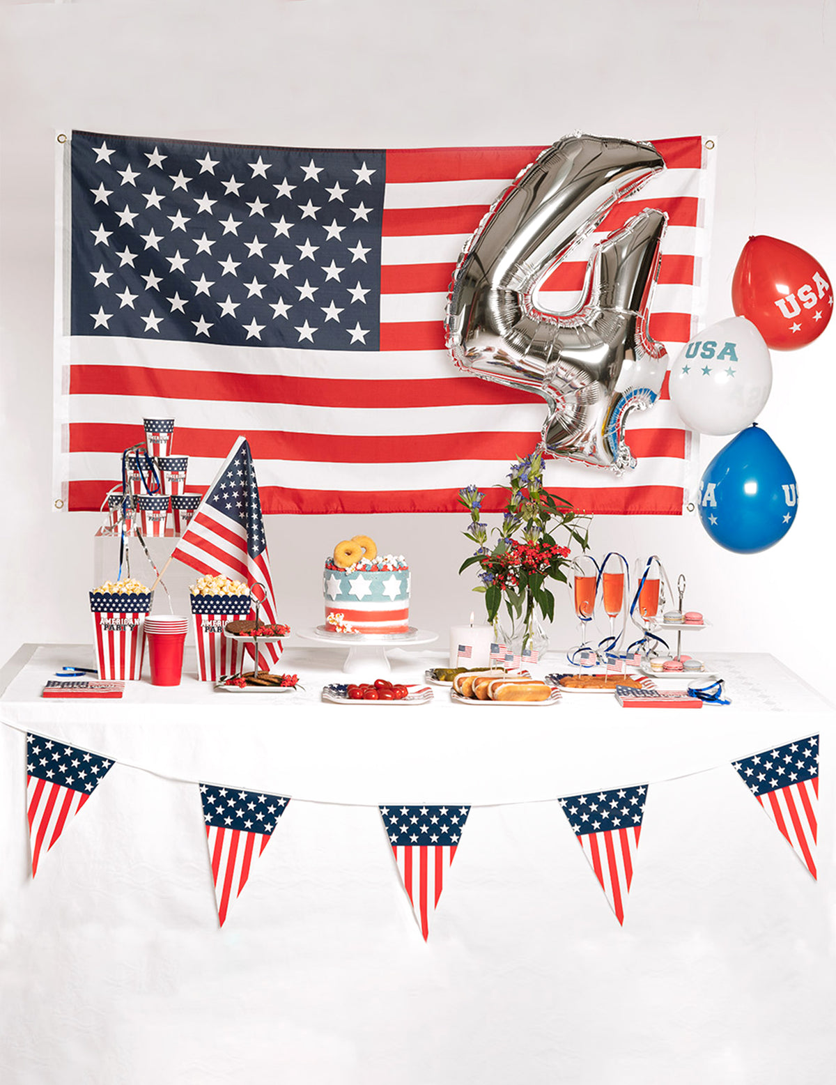 Mise en situation sur une table de fête des serviettes en papier American party