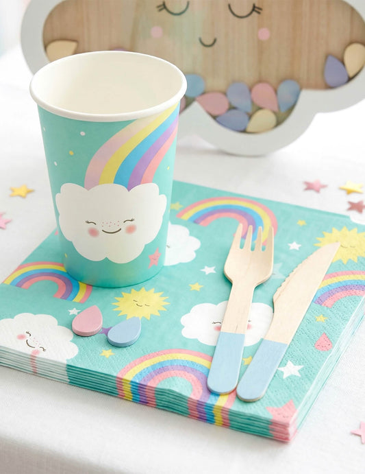 Mise en situation avec gobelet et couverts des serviettes en papier petit nuage arc-en-ciel
