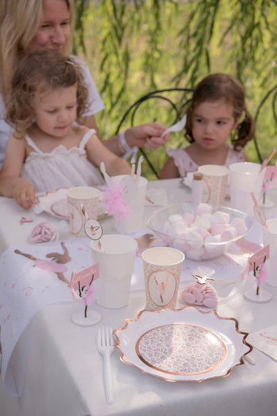 Mise en situation sur une table de fête des serviettes en papier ballerine
