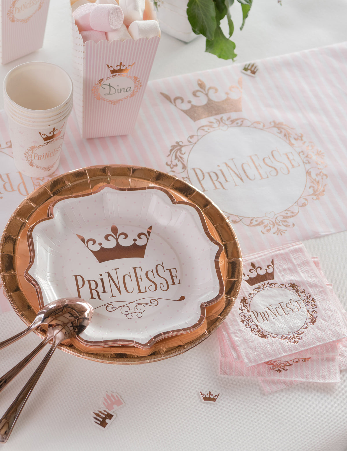 Détail de la décoration de table du Serviettes Princesse rose gold