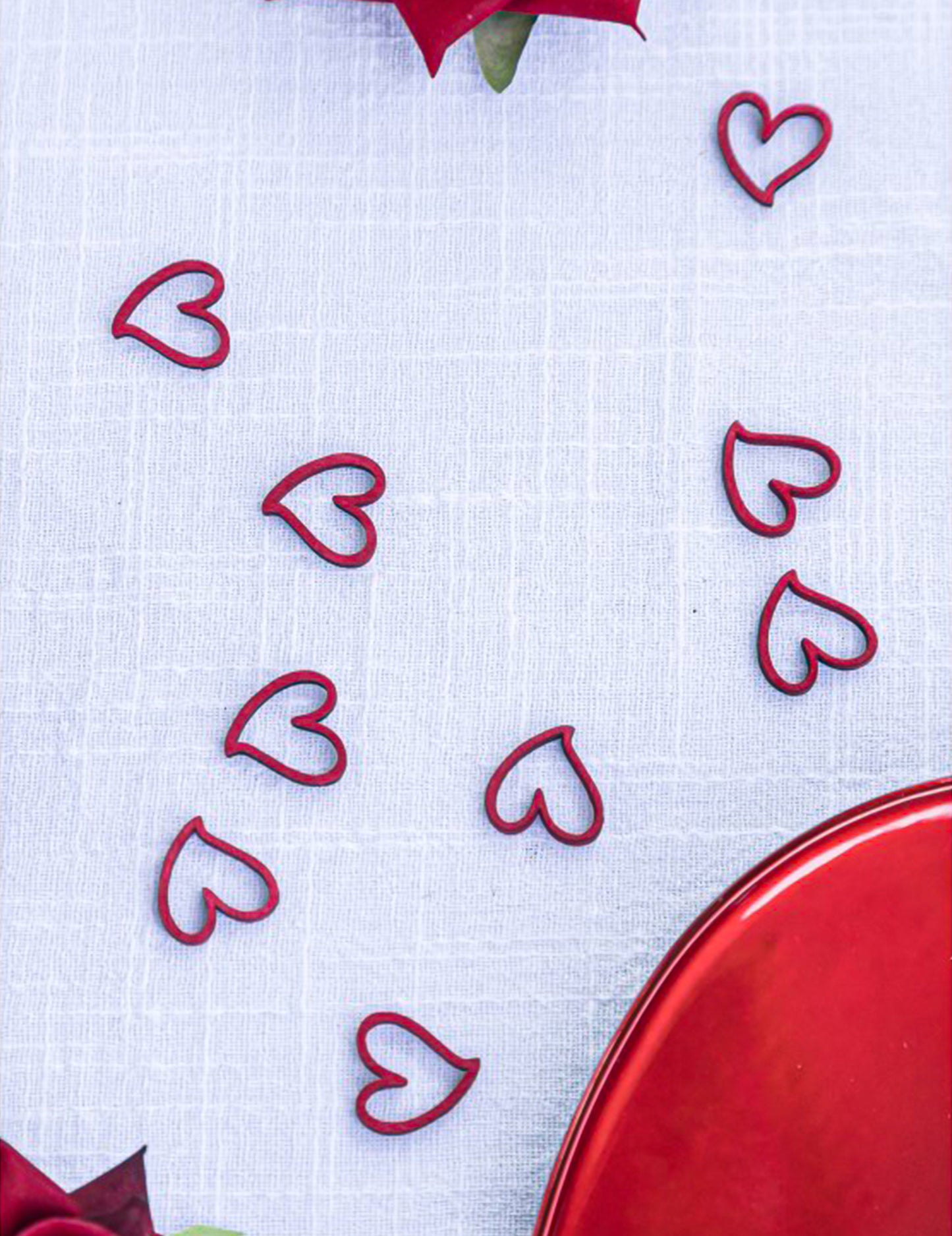 24 drvena konfeta u obliku crvenog srca 2 cm