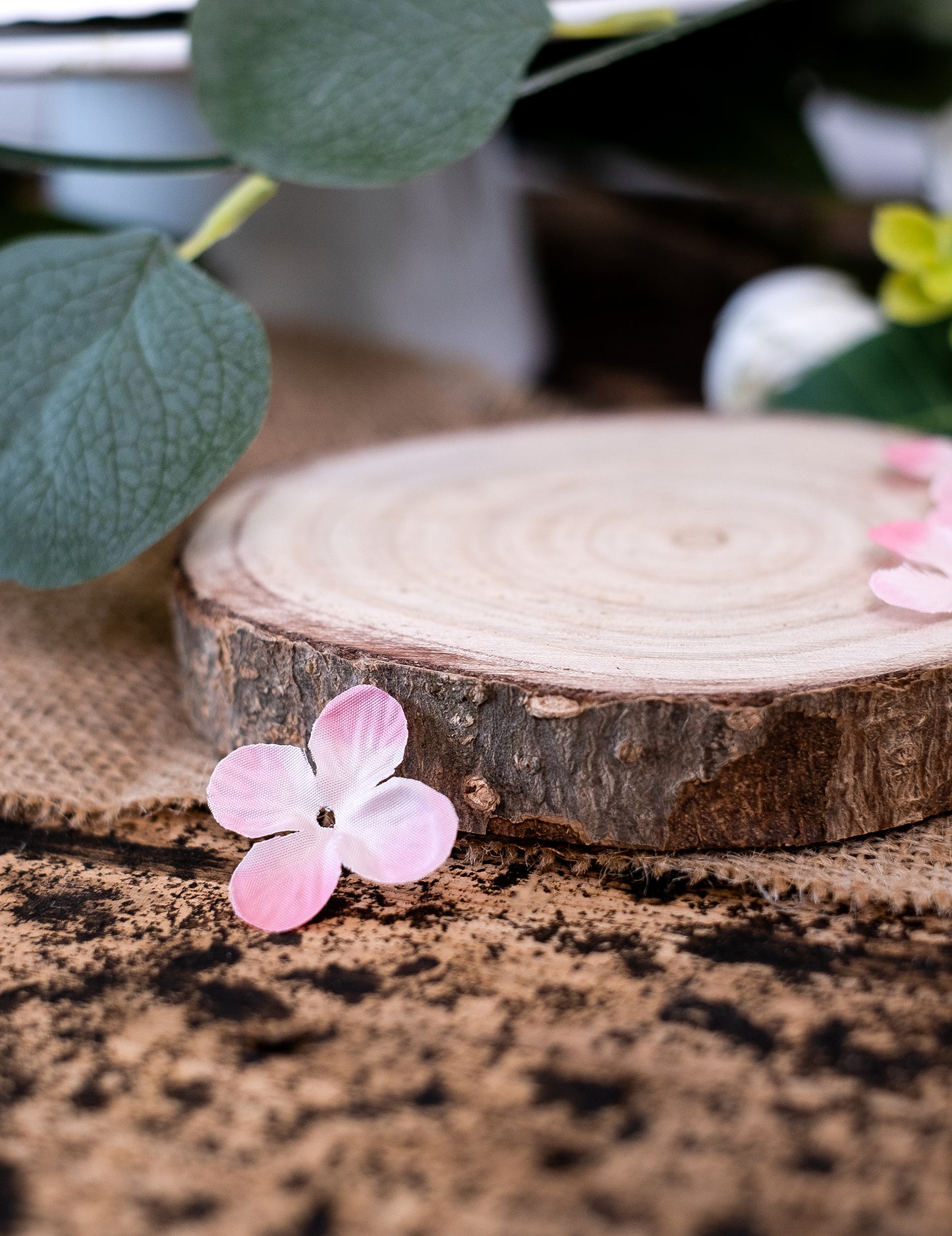 24 umjetne dekoracije za stol od latica ružičastog cvijeća 3 cm