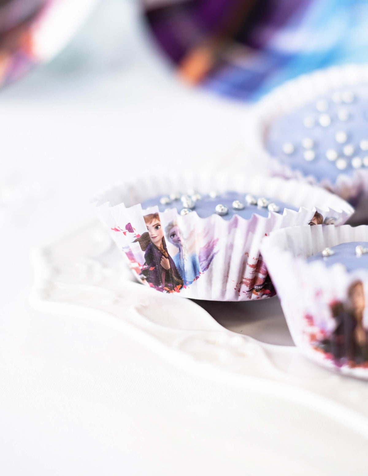 Pogled sa strane na papirnate cupcake kalupiće Zaleđeno kraljevstvo